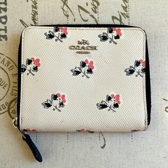 PERFECT CONDITION Coach cream and floral wallet 🌸 - Picture 1 of 5